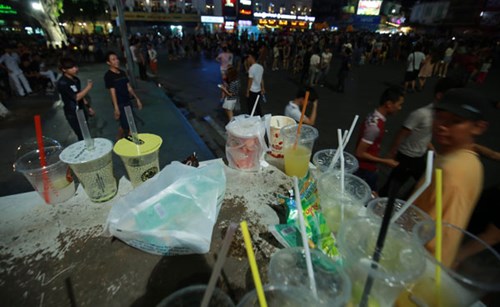 [-]Quanh[-]Hồ[-]Gươm[-]ngập[-]rác[-]sau[-]3[-]ngày[-]thí[-]điểm[-]phố[-]đi[-]bộ